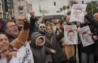 Διαδηλώσεις στην Κωνσταντινούπολη για τη σλυλληψη του Ιμάμογλου: «Πλήγμα για τη δημοκρατία»