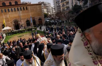 Με χειροκροτήματα υποδέχθηκαν οι πιστοί στην τελευταία του κατοικία τον μητροπολίτη πρώην Θεσσαλονίκης Άνθιμο