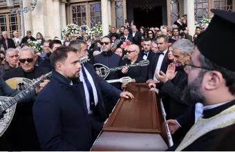 Πλήθος κόσμου αποχαιρέτησε τον Μανώλη Λιδάκη