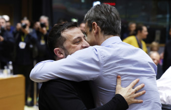 Εγκάρδια αγκαλιά Μητσοτάκη- Ζελένσκι στη Σύνοδο Κορυφής στις Βρυξέλλες