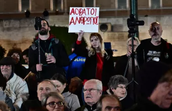 Νυχτερινή διαμαρτυρία συνταξιούχων μπροστά από την Βουλή