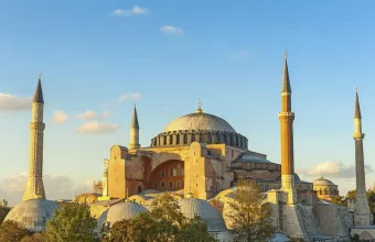 Η Αγία Σοφία αναμένεται να παραμείνει ανοιχτή για πιστούς και επισκέπτες κατά τη διάρκεια της διαδικασίας αποκατάστασης, γεγονός που καθιστά τη διαδικασία επισκευής πιο δύσκολη