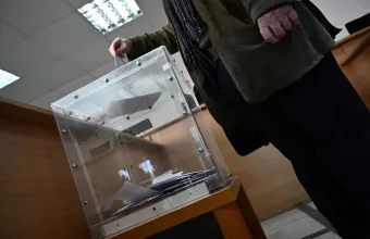Το νέο δημοσκοπικό κύμα εξετάζουν τα κόμματα