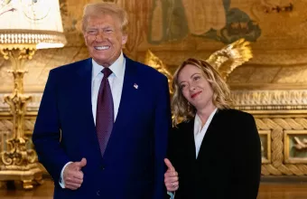 Μελόνι: Η Επικίνδυνη Αποστολή στην Αυλή του Τραμπ 