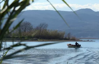 Σε ενεργειακό... δίλημμα φαίνεται πως βρίσκεται η λίμνη Τριχωνίδα, στο περιθώριο ενός έργου αντλησιοταμίευσης που προβληματίζει την τοπική κοινωνία
