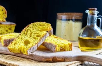 Ψωμί χωρίς ζύμωμα με κουρκουμά