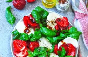 Caprese με φρέσκες φράουλες