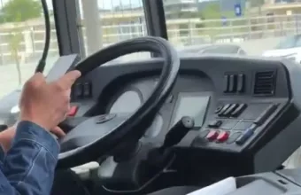 Όπως προκύπτει από τα πέντε βίντεο, συνέχισε να ασχολείται με το κινητό σχεδόν για όλη τη διάρκεια της διαδρομής, έως τον τερματικό σταθμό