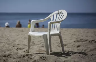 πλαστικη καρεκλα παραλία
