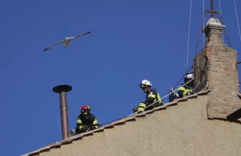 Ρώμη: Τοποθετήθηκε η καμινάδα για την παπική εκλογή στην οροφή της Καπέλα Σιξτίνα