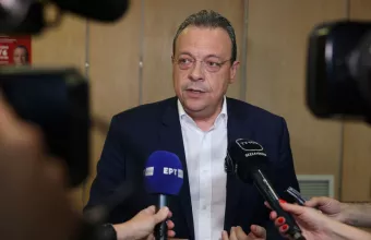 Φάμελλος κατά Πλεύρη: «Στέλεχος του ΛΑΟΣ που ζητούσε νεκρούς πρόσφυγες»