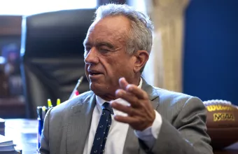 ΗΠΑ: Ο Κένεντι καρατόμησε και τα 17μέλη επιτροπής εμβολιασμών των CDC 