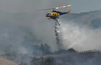 Ελικόπτερο στη φωτιά Μικράς Σάντας Εναέρια πυρόσβεση Μικρά Σάντα