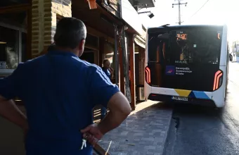Μενίδι: Λεωφορείο έπεσε σε κολώνα δίπλα σε ψησταριά