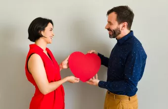 Τα ζευγάρια που έχουν «πραγματικά αμοιβαία εμπιστοσύνη» χρησιμοποιούν τακτικά αυτές τις 7 φράσεις