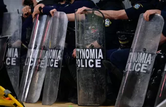 Εξάρχεια: Επίθεση κουκουλοφόρων σε αστυνομικούς των ΜΑΤ- 14 προσαγωγές