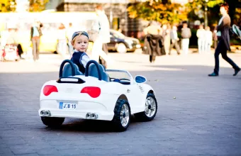 Νήπιο ξέφυγε και μπήκε σε λεωφόρο με toy car