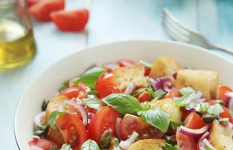 Ιταλική σαλάτα panzanella (παντζανέλα)