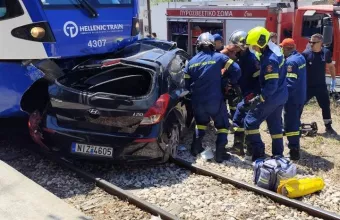 Πάτρα - Σύγκρουση συρμού του Προαστιακού με αυτοκίνητο