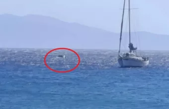 Τήνος: Αυτοκίνητο έπεσε στη θάλασσα και βυθίστηκε - Δείτε βίντεο