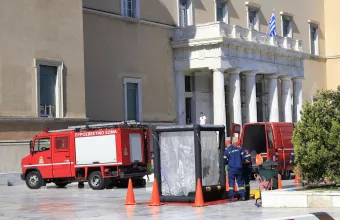 Ύποπτος φάκελος έξω από τη Βουλή