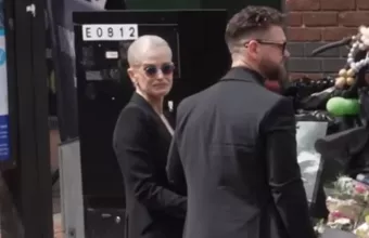 Kelly Osbourne: To «αγαπημένο παιδί» του Ozzy με τα γυαλιά του στην κηδεία
