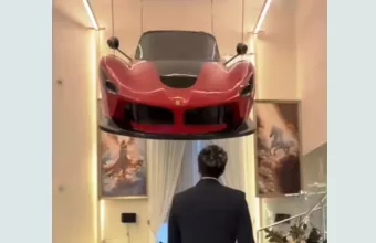 YouTuber Ferrari στο ταβάνι