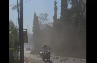 Φωτιές- Πάτρα: Νερό από ελικόπτερο κατακλύζει αυτοκινητόδρομο