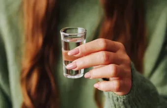 Γυναίκα με σφηνάκι βότκα