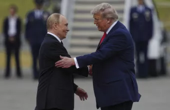 Ο Πούτιν υποδέχεται τον Τραμπ στην Αλάσκα - Η θερμή χειραψία πριν τη σύνοδο