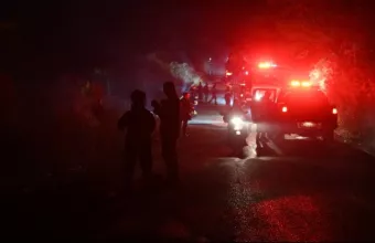 Μαίνεται η φωτιά στη Χίο- Εκκενώνονται τα Καμπιά