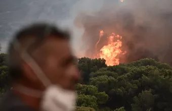 Φωτιά στην Κερατέα: Συγκλονιστικά φωτογραφικά καρέ από το μέτωπο της καταστροφής