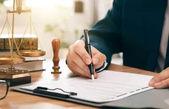 Συμβολαιογράφος σε γραφείο