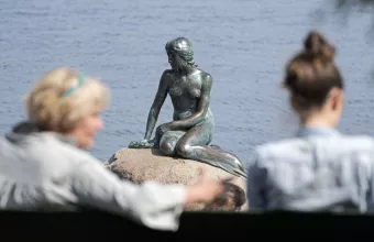 Δανία: Θα απομακρύνουν «χυδαίο, πορνογραφικό» άγαλμα γοργόνας
