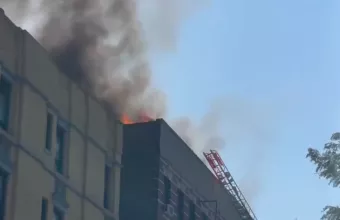 Μεγάλη πυρκαγιά σε ταράτσα πολυκατοικίας στο Μανχάταν