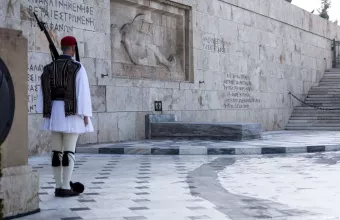 Ο Άγνωστος Στρατιώτης και ο «τύμβος» των Τεμπών