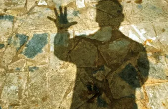 Το Σπήλαιο του Πλάτωνα: Μια απίστευτα επίκαιρη παραβολή