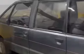 Renault Espace: Το αυτοκίνητο του Αντώνη Τρίτση σε πάρκινγκ του δήμου Αθηναίων