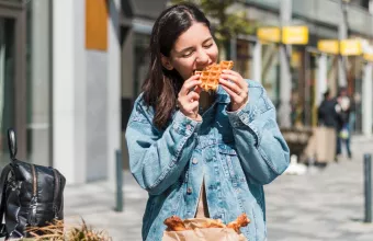 Έτρωγαν street food οι αρχαίοι Έλληνες; Η ιστορία του φαγητού του δρόμου και οι νέες τάσεις