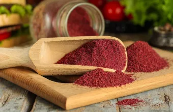 Σουμάκ: Το έντονο μπαχαρικό της Ανατολής και πώς να το χρησιμοποιήσεις