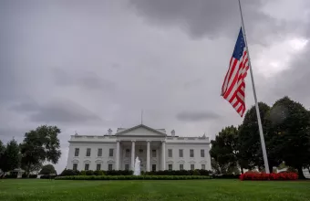 Mεσίστιες κυματίζουν οι σημαίες στις ΗΠΑ προς τιμήν του Τσάρλι Κερκ