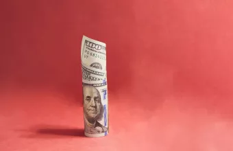 Χάνει το δολάριο την κυριαρχία του λόγω αβεβαιότητας από τους «δασμούς Τραμπ»;