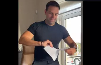 Ο Κασσελάκης σκίζει και πετάει στα σκουπίδια το εξώδικο του Αυγενάκη