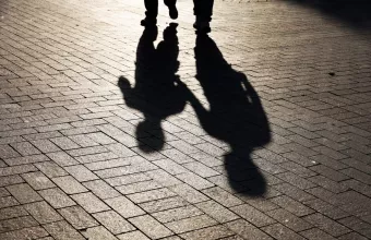 Πανελλαδική εφαρμογή «Νταντάδων της Γειτονιάς» με ενίσχυση έως 500 ευρώ τον μήνα