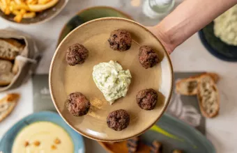 Dopios: Για τα κεφτεδάκια τα καλά και τυροκαυτερή - μπόμπα στην καρδιά της Γλυφάδας