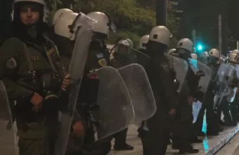 ΜΑΤ μπροστά στο μνημείο για τα Τέμπη