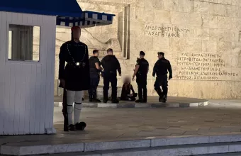 Σύνταγμα: Απομάκρυνση γυναίκας από το Μνημείο Αγνωστου Στρατιώτου