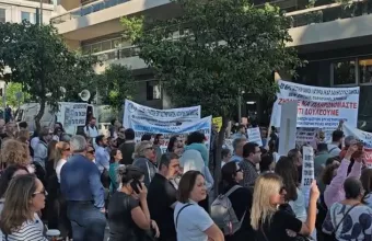 Συγκέντρωση διαμαρτυρίας στο μέγαρο Μαξίμου από τους εργαστηριακούς γιατρούς