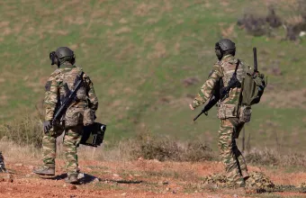 Έλληνες στρατιώτες εκτός βάσης