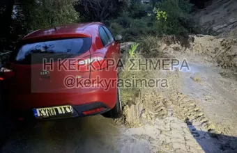 Κόκκινο Kia σε λάσπη